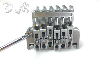 【工廠定制電吉他配件 拉弦板 雙搖顫音器 沙鎳無(wú)標(biāo)電吉他顫音系統(tǒng)】?jī)r(jià)格,廠家,圖片,樂器配件,廣州市荻美樂器配件-